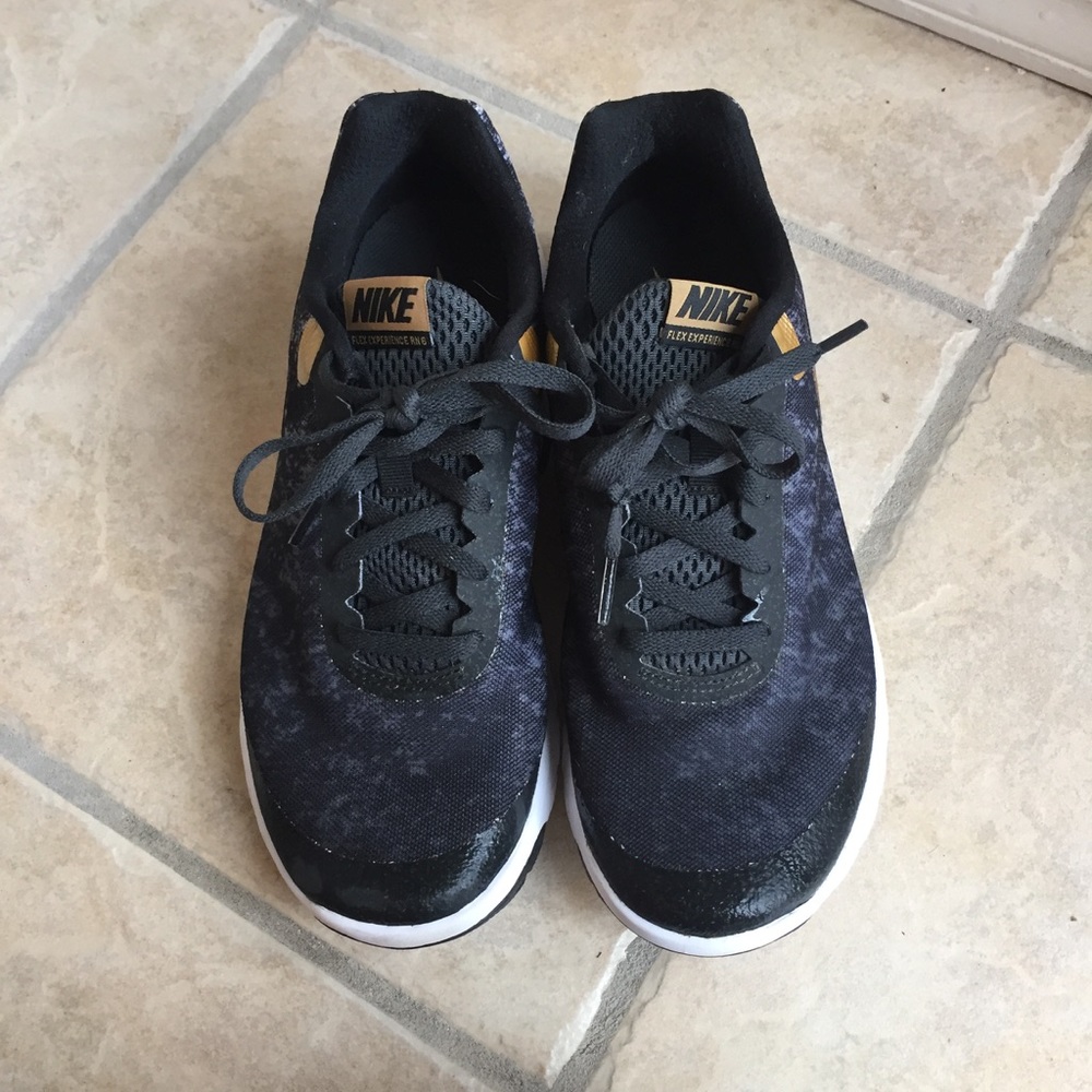Nike Women's 8 Black and Gold Sneakers